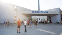 Gledalci so zaman čakali, da bi  odprli vrata stadiona.