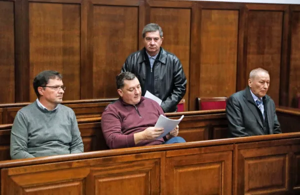 Na sojenju  Robertu Časarju   (tretji z  leve,  v drugi vrsti)  in njegovim   
nekdanjim najožjim  sodelavcem   je  včeraj pričal Gregor  Veselko,  ki  
je  Luko Koper   vodil  med  letoma  2009  in 2012. 