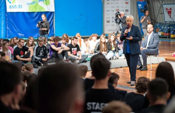 Nataša Pirc Musar v sredo med pogovorom s slovenskimi dijaki v 
Trstu. 