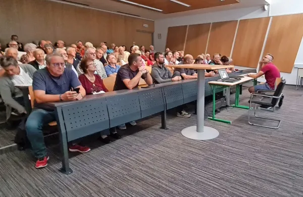 Na treh zborih krajanov Olma in Prisoj so stanovalci soglasno 
nasprotovali uvedbi plačljivih abonmajev na nekaterih javnih 
parkiriščih. 