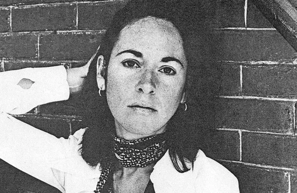 Louise Glück se je rodila leta 1943 v New Yorku. Leta 1968 je izdala 
prvo pesniško zbirko Firstborn in bila kmalu priznana kot ena 
najvidnejših pesnic v sodobni ameriški literaturi.