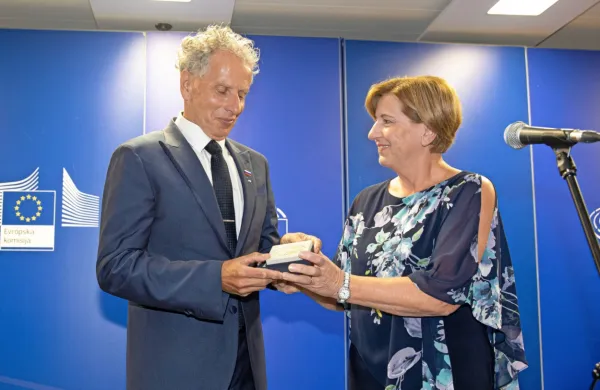 Nagrada državljan Evrope v rokah Sandija Curka