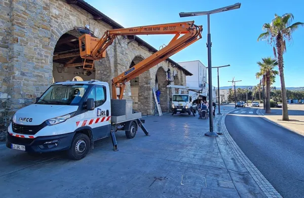 Delavci Javne razsvetljave so začeli nameščati prve elemente 
novoletne svetlobne okrasitve mesta.  Najprej so v lučke odeli 
Taverno.

