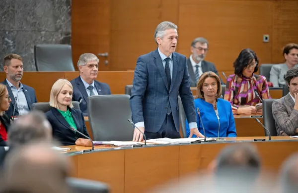 Preoblikovanje dopolnilnega zdravstvenega zavarovanja je prvi 
korak k njegovi ukinitvi, je dejal premier Robert Golob.