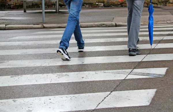 Pešec  se mora  vedno prepričati,  ali  lahko  cesto  varno prečka.  