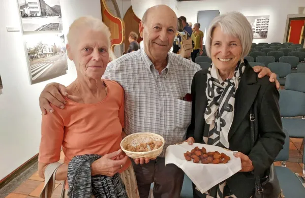 Sandra in Danilo Furlan ter Vanda Cukjati s tradicionalno sušenimi 
in kajenimi figami in prunelami. 