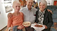 Sandra in Danilo Furlan ter Vanda Cukjati s tradicionalno sušenimi 
in kajenimi figami in prunelami. 