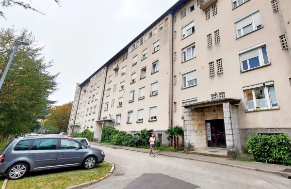 Ruski bloki, prvi, ki so jih začeli graditi v nastajajočem  mestu, nimajo le arhitekturne, ampak tudi simbolno 
vrednost za Novogoričane, saj pomembno prispevajo k identiteti mesta. 