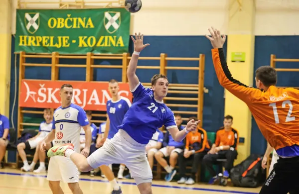 Hrpeljski rokometaši so le stežka našli pot do mreže mimo 
izolskega vratarja Martina Kocjančiča (desno). 