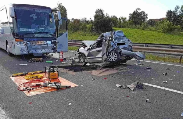 Reševalci  vozniku  chevroleta,  v katerega je trčil  avtobus, niso 
mogli  več pomagati.  