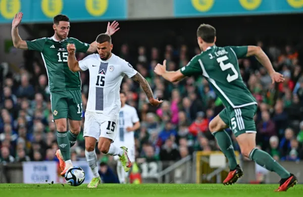 Slovenija je prvič slavila na Severnem Irskem in je blizu nastopa na evropskem prvenstvu (FOTO)