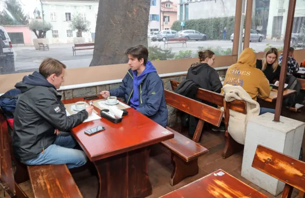 Koristniki subvencionirane študentske prehrane bi ob koriščenju 
vseh pripadajočih subvencij morali plačati 50 evrov letno več za 
prehrano, opozarjajo v Dijaški organizaciji Slovenije in Študentski 
organizaciji Slovenije. 
