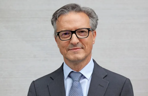 Poslanec italijanske narodne skupnosti Felice Žiža je kot  specialist 
splošne in abdominalne kirurgije dodatno zaposlen za 20 odstotkov delovnega časa.       