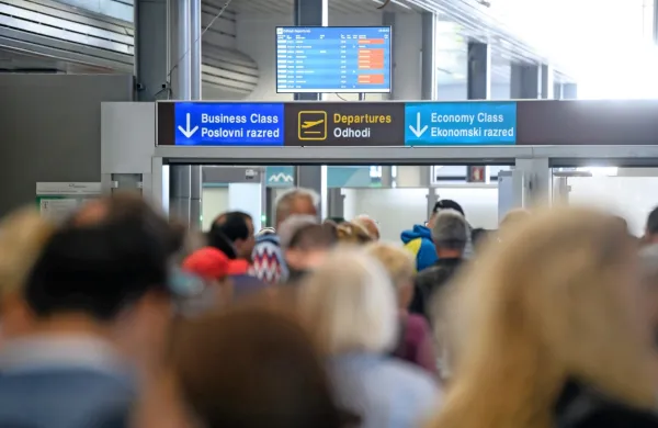 Ministrstvo za zunanje in evropske zadeve  državljanom, ki se 
odpravljajo v tujino ali so že tam, svetuje dodatno previdnost.