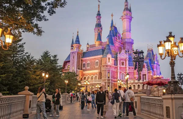 Vlak je evroposlance pomotoma peljal v Disneyland, kar je na spletu 
sprožilo val šal.