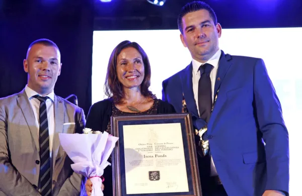 Nagrajenka Irena Fonda med županom Andrejem Koreniko (desno)  in podžupanom Christianom Polettijem