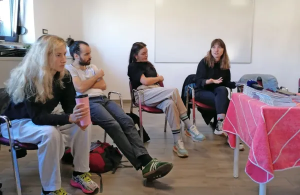  Mlada režiserka Mojca Madon (na desni) z uprizoritvijo Umirajoči 
bog Triglav zaključuje magistrski študij gledališke režije na AGRFT 
v Ljubljani.   