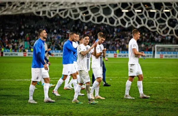 Bodo slovenski nogometaši zadovoljni zapuščali zelenico tudi po 
nocojšnjem obračunu v Belfastu?
