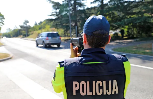 Policisti  so  v  soboto  na  cesti  med  Kozino  in Koprom  odkrili tri  
prehitre  voznike. 