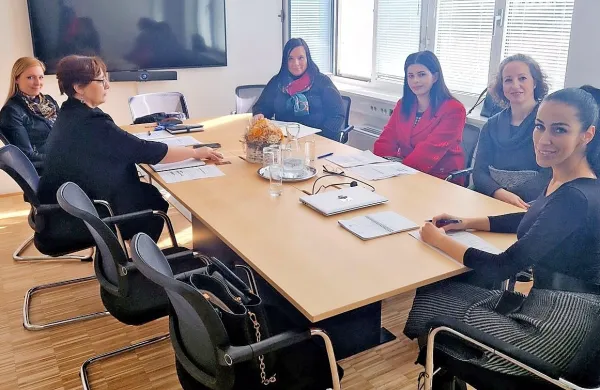 Sestanek, na katerem sta za isto mizo sedeli Tina Gaber in nova 
državna sekretarka na kmetijskem ministrstvu Eva Knez (levo 
zadaj).