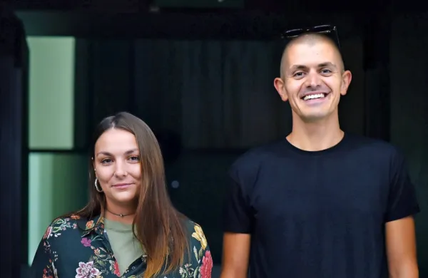Mlada srbska gledališčnika Isidora Milosavljević in Đorđe Nešović 
prvič ustvarjata v Sloveniji. V SNG Nova Gorica z ansamblom 
postavljata na oder satirično komedijo George Kaplan.