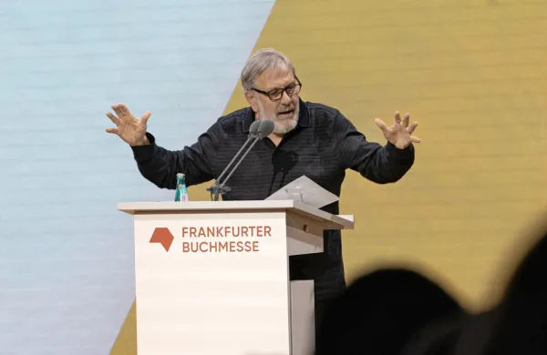 Filozof Slavoj Žižek je s svojim govorom na  odprtju 75. Frankfurtskega knjižnega sejma  povzročil precejšnje razburjenje, nekaj 
ljudi je tudi protestno zapustilo dvorano.