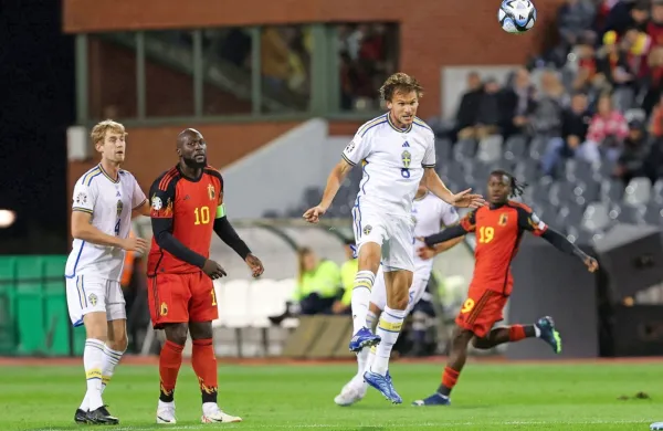 Dvoboj med Belgijo (v temnejših dresih) in Švedsko je bil prekinjen 
pri izidu 1:1. 
