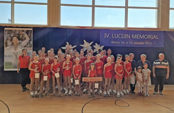  Tekmovalna ekipa Kotalkarskega kluba Renče  se je občinstvu predstavila  skupaj s člani Lucijine družine.