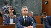 Robert Golob odstavlja ministre brez poglobljenih obrazložitev in 
razprave s koalicijskimi partnerji. 