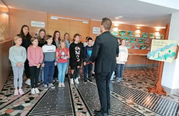 Eden od glavnih ciljev Dneva reke Soče je ozaveščanje. Šolarji so ob nastopu predstavili tudi svoje izdelke na temo vode. 