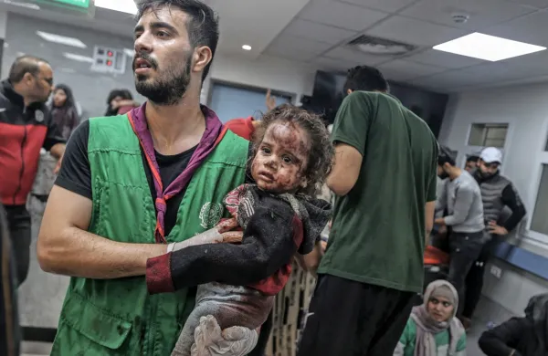V napadu na bolnišnico Ahli Arab v Gazi je bilo ubitih več sto 
palestinskih civilistov, tudi otrok, številni so ranjeni.