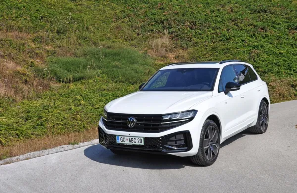  Zelo očitna med njima je razlika v ceni. Če začetna cena dizelsko 
gnanega touarega R-Line znaša 74.631 evrov, je cena tourega R 
postavljena pri 102 tisočakih.