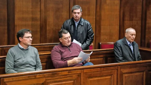 Manj uspešen pri umikanju premoženja pred Luko Koper je bil 
nekdanji predsednik njene uprave Robert Časar (v ozadju). Že na 
začetku sojenja v zadevi TTI novembra lani so se zagovarjali še (z 
leve) Marjan Babič, Milan Pučko in Aldo Babič. 

  

            