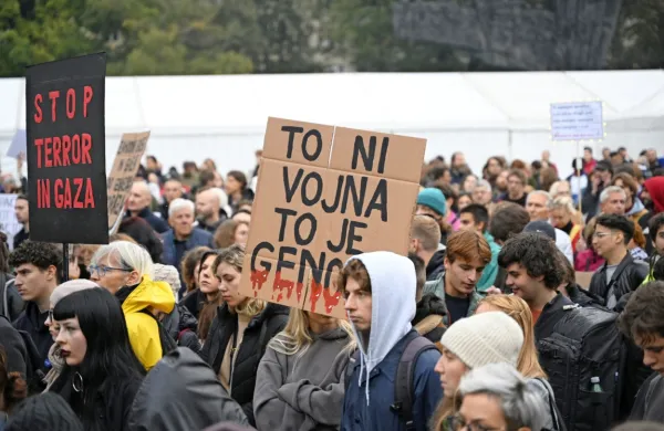 Na Trgu republike se je danes zbrala množica ljudi v podporo 
Palestincem