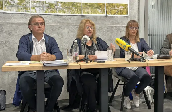 Zastoje skozi Koper bi odpravili z rekonstrukcijo treh kilometrov 
Šmarske ceste, sta na včerajšnji novinarski konferenci   povedala 
Žarko Pregelj (skrajno levo na fotografiji)  in Jasna Arko (na 
sredini).   