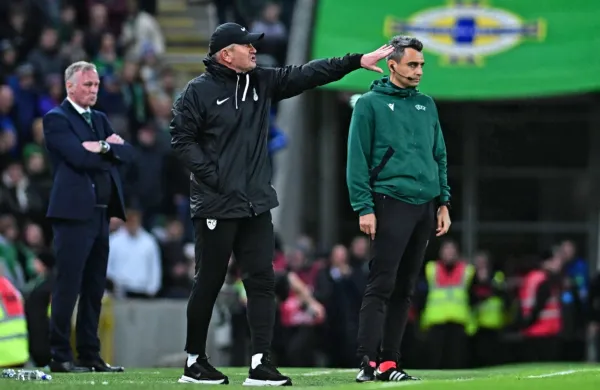 Selektor Matjaž Kek med tekmo v Belfastu, levo njegov severnoirski kolega Michael O'Neill. 