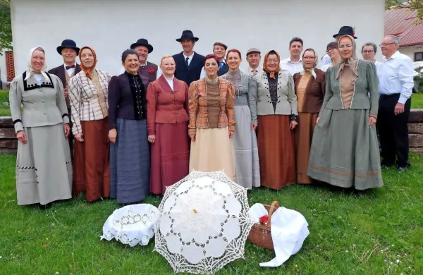 Poleg plesa in oblačilne dediščine se v društvu posvečajo tudi 
ljudskemu petju.