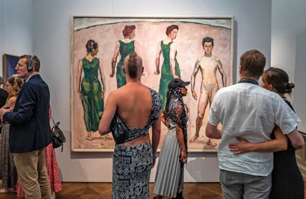 Obiskovalci pred sliko švicarskega slikarja   Ferdinanda Hodlerja.   
