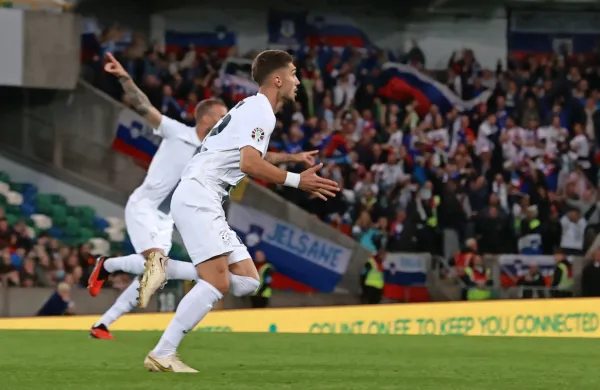 Adam Gnezda Čerin se veseli odločilnega zadetka proti Severni 
Irski (za njim je Benjamin Šeško).