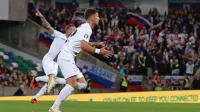 Adam Gnezda Čerin se veseli odločilnega zadetka proti Severni 
Irski (za njim je Benjamin Šeško).
