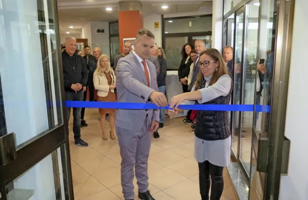 Univerza na Primorskem - desno je njena rektorica Klavdija Kutnar 
-  je danes  uradno odprla študentski dom v Prisojah.