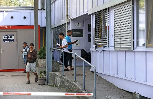 Pred azilnim domom so obravnavali dva moška, na pomoč so prišli 
tudi pogajalec in pripadniki specialne enote.