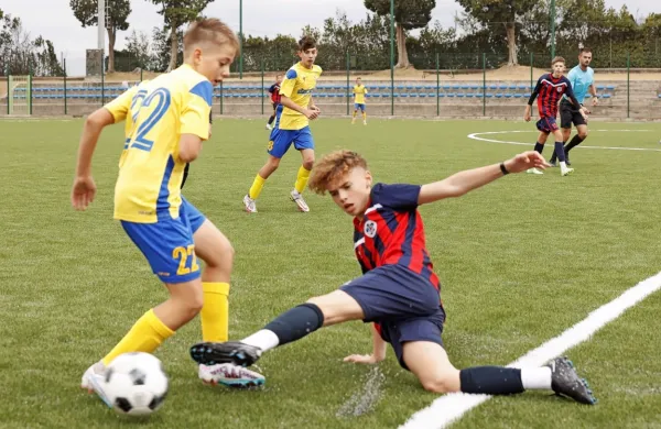 Prvo tekmo na prenovljenem nogometnem igrišču so odigrali 
dečki U15 iz Pirana in Kopra. 