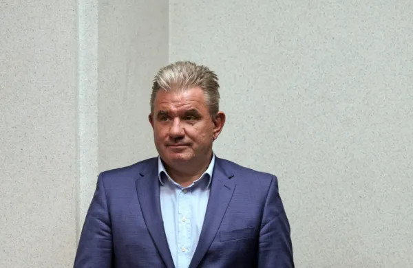 Protikorupcijska komisija je zoper nekdanjega ministra Andreja 
Vizjaka zaradi suma kršitve integritete v povezavi z umestitvijo 
ukrepa Promocija v program porabe sredstev sklada za podnebne 
spremembe 2022-2023 uvedla preiskavo.