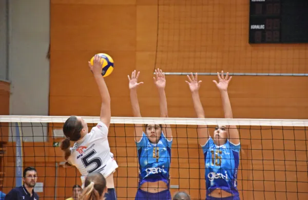 Gen-I Volley (v sredini Polona Frelih, desno Julija Mohorič) je 
dobro ustavljal napade Grosupeljčank.