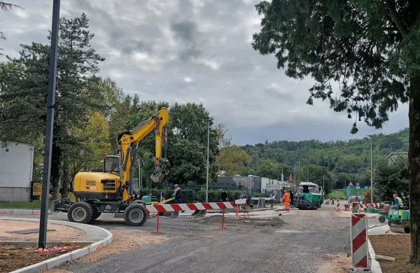 Križi&scaron;če pri centralnem vrtcu je &scaron;e vedno gradbi&scaron;če