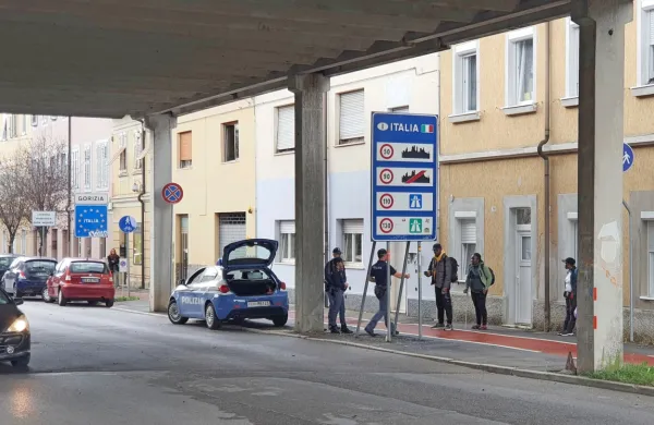 Na nekdanjem mejnem prehodu na Erjavčevi ulici v Novi Gorici so 
italijanski policisti že kmalu po vzpostavitvi nadzora preprečili 
vstop v državo migrantom brez ustreznih dokumentov.