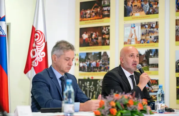 Premier Robert Golob in župan Občine Braslovče Tomaž Žohar.