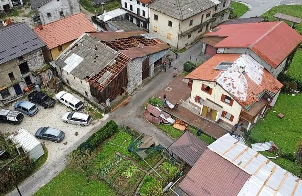 (FOTO) V neurju v Trnovem ob Soči po&scaron;kodovanih več objektov