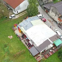 (FOTO) V neurju v Trnovem ob Soči po&scaron;kodovanih več objektov